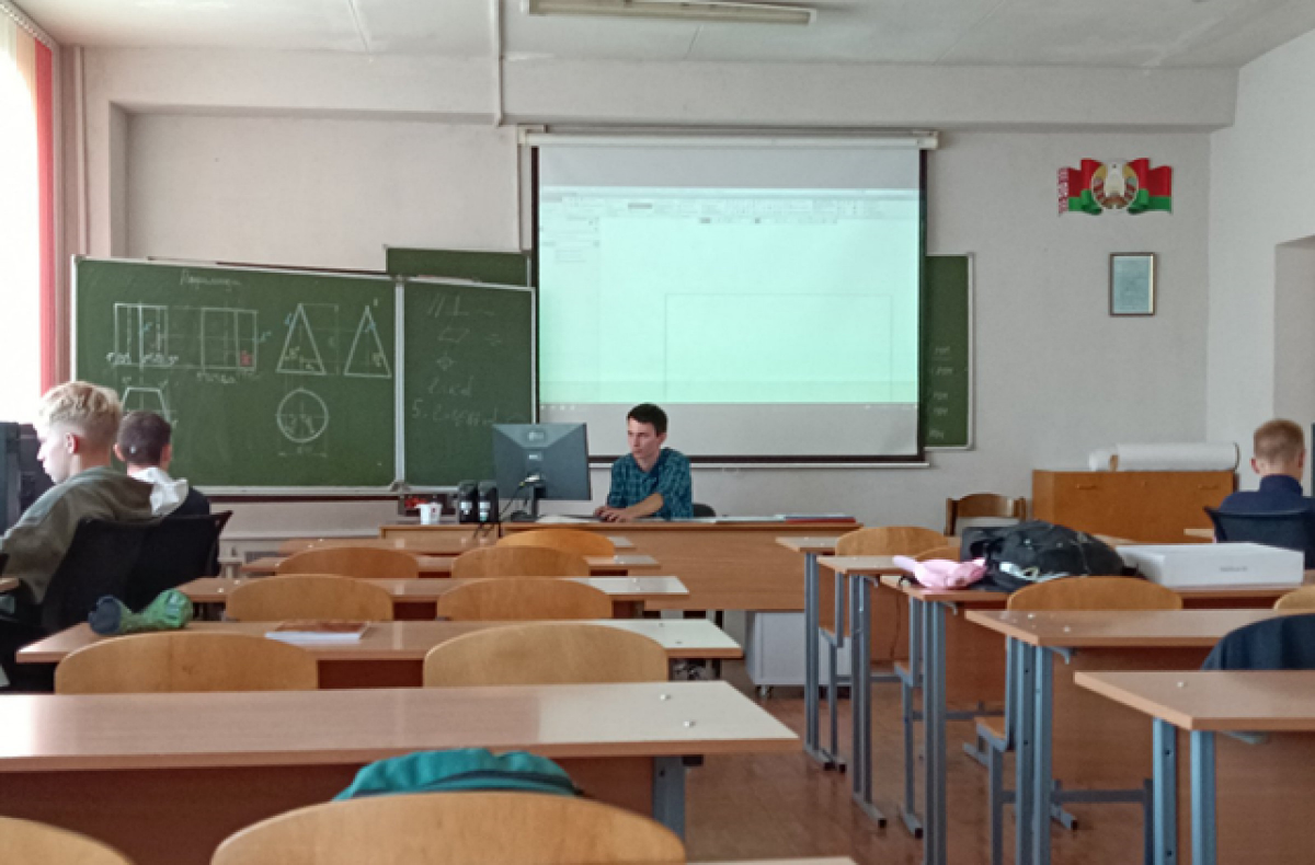 Открытое практическое занятие с использованием компьютерной графики в колледже современных технологий в машиностроении и автосервисе РИПО в период второй педагогической практики проводит студент группы 10903119 <strong>Павел Сергеевич Кожеуров</strong>
